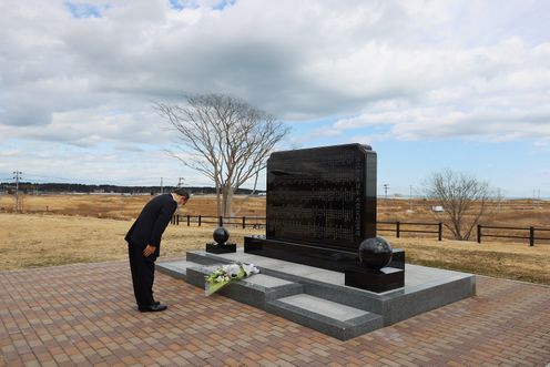 Photograph of the Prime Minister visiting the Great East Japan Earthquake cenotaph in Namie Town (1)