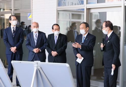 Photograph of the Prime Minister visiting Okuma Town (1)