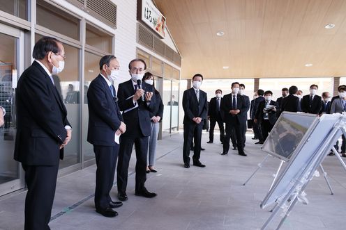 Photograph of the Prime Minister visiting Okuma Town (2)