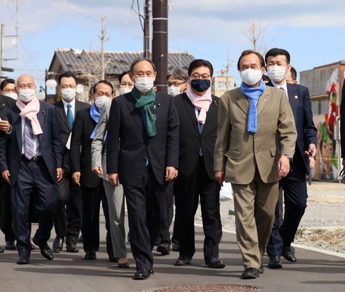 Photograph of the Prime Minister visiting Futaba Station (1)