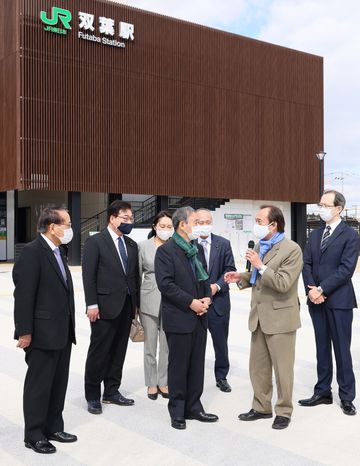 Photograph of the Prime Minister visiting Futaba Station (2)