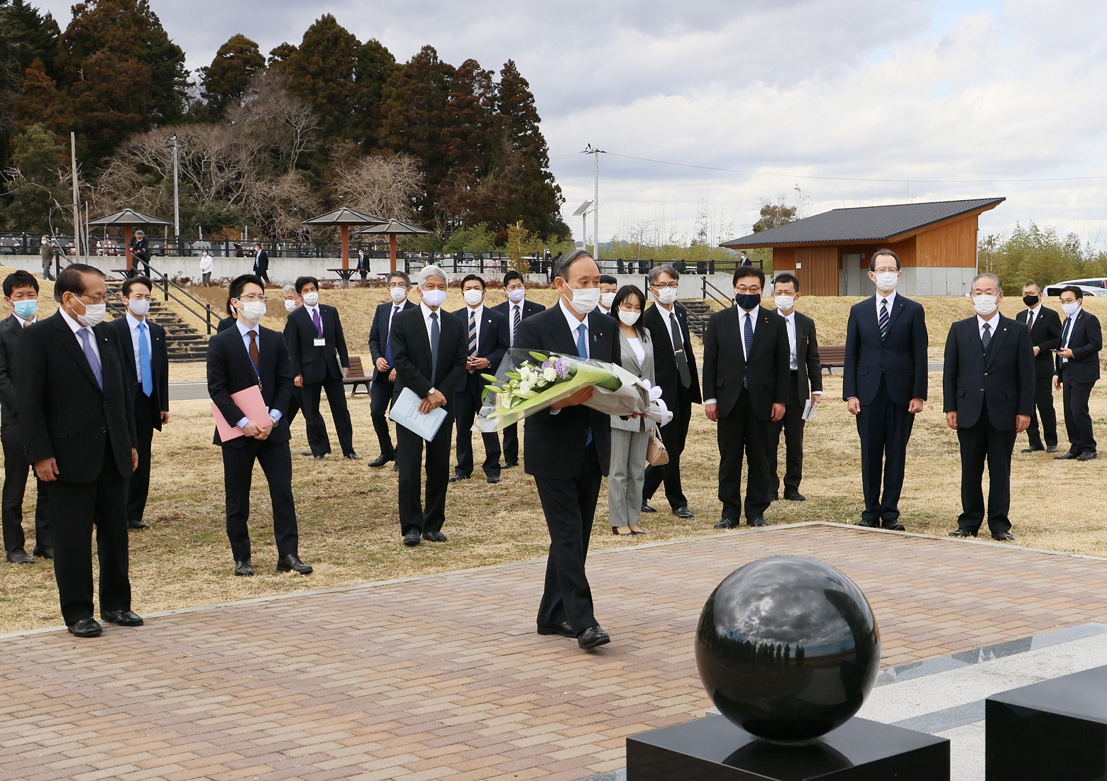 Photograph of the Prime Minister visiting the Great East Japan Earthquake cenotaph in Namie Town (1)