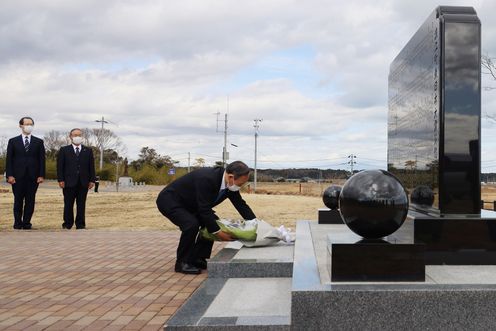 Photograph of the Prime Minister visiting the Great East Japan Earthquake cenotaph in Namie Town (2)