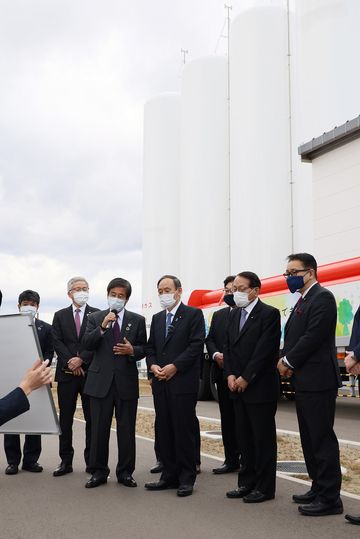 Photograph of the Prime Minister visiting the Great East Japan Earthquake cenotaph in Namie Town (3)
