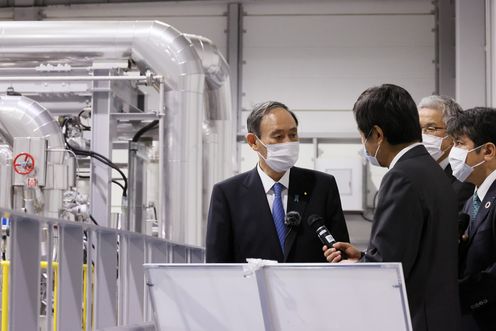 Photograph of the Prime Minister visiting FH2R (2)