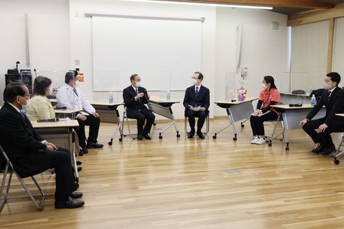 Photograph of the Prime Minister holding an exchange of opinions at Michinoeki Namie (1)