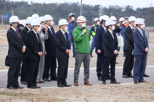 Photograph of the Prime Minister visiting the Fukushima Robot Test Field (3)