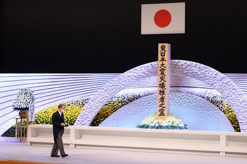 Photograph of the Prime Minister offering flowers (1)