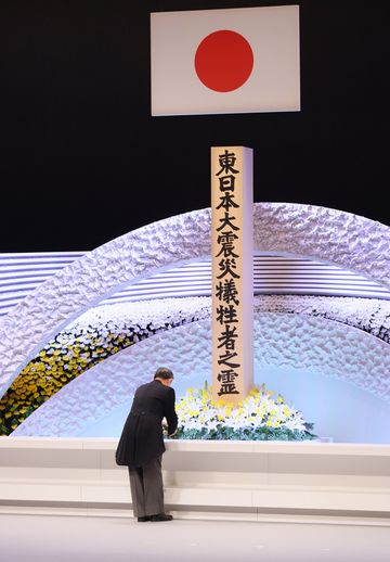 Photograph of the Prime Minister offering flowers (2)