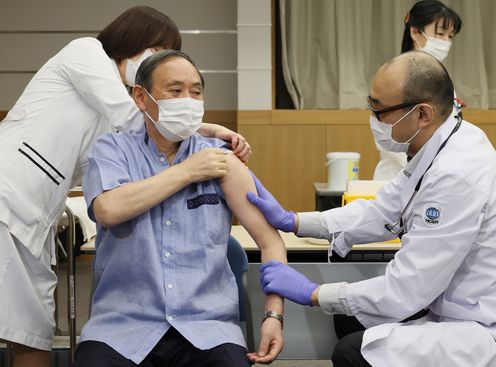 Photograph of the Prime Minister receiving the novel coronavirus vaccination (3)