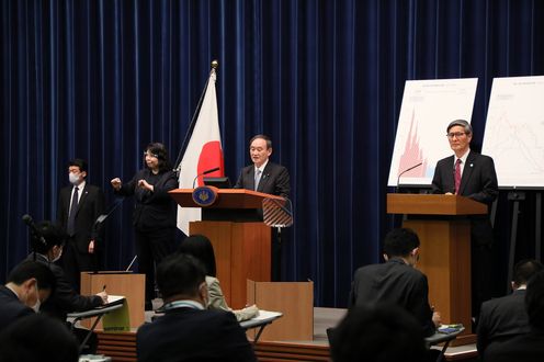 Photograph of the Prime Minister holding the press conference (3)