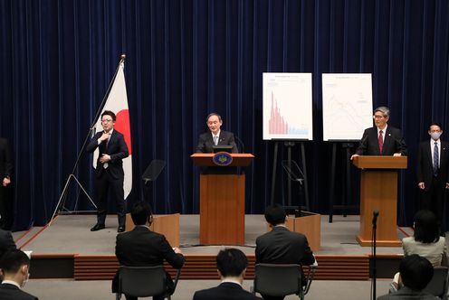 Photograph of the Prime Minister holding the press conference (4)