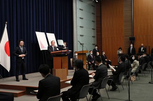 Photograph of the Prime Minister holding the press conference (5)