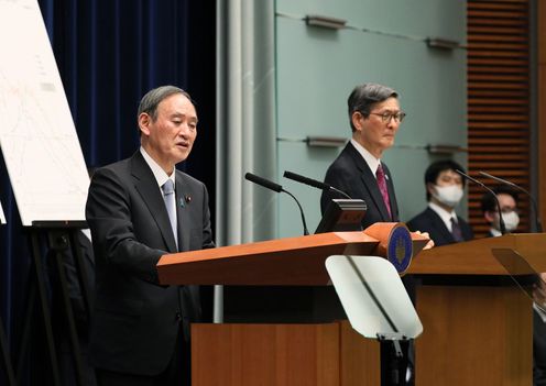 Photograph of the Prime Minister holding the press conference (6)