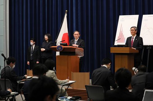 Photograph of the Prime Minister holding the press conference (9)