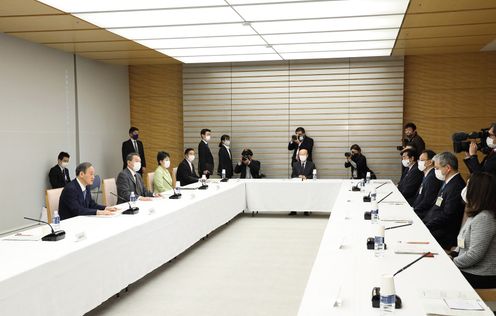 Photograph of the Prime Minister making a statement (4)