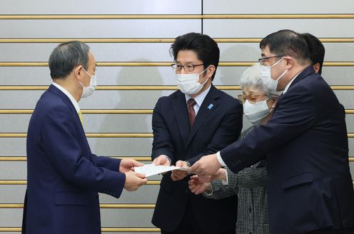 Photograph of the Prime Minister holding the meeting (2)