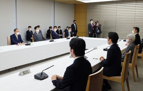 Photograph of the Prime Minister holding the meeting (4)