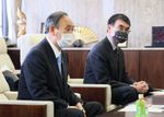 Photograph of the Prime Minister exchanging views with Mr. ISHIMORI, Mayor of Hachioji City (1)