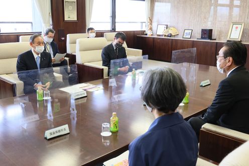 Photograph of the Prime Minister exchanging views with Mr. ISHIMORI, Mayor of Hachioji City (2)
