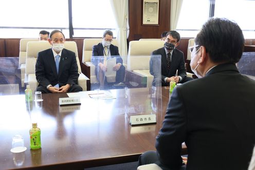 Photograph of the Prime Minister exchanging views with Mr. ISHIMORI, Mayor of Hachioji City (3)