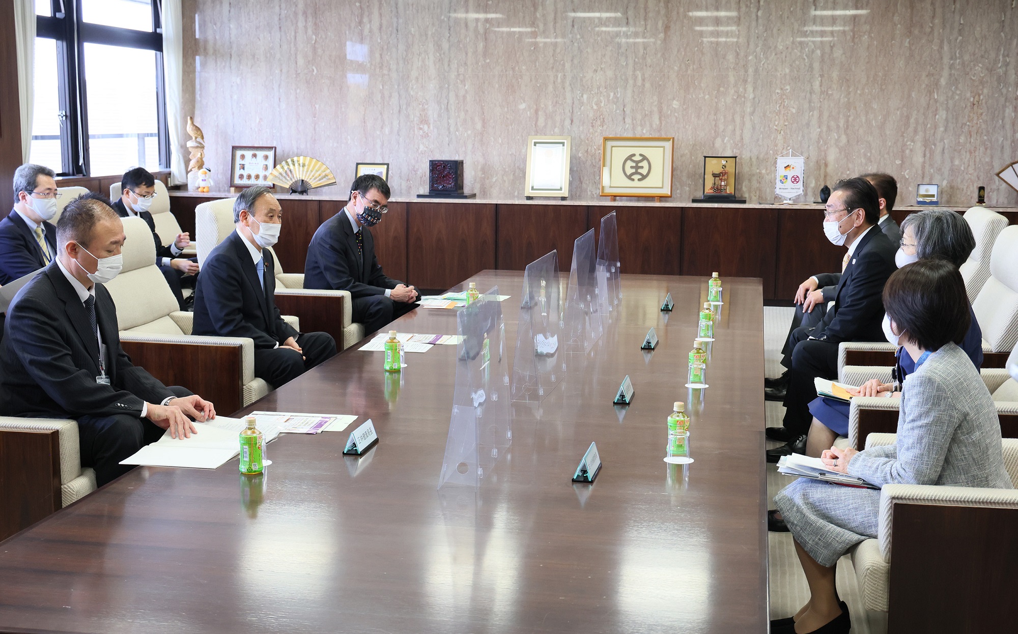 Photograph of the Prime Minister exchanging views with Mr. ISHIMORI, Mayor of Hachioji City (4)