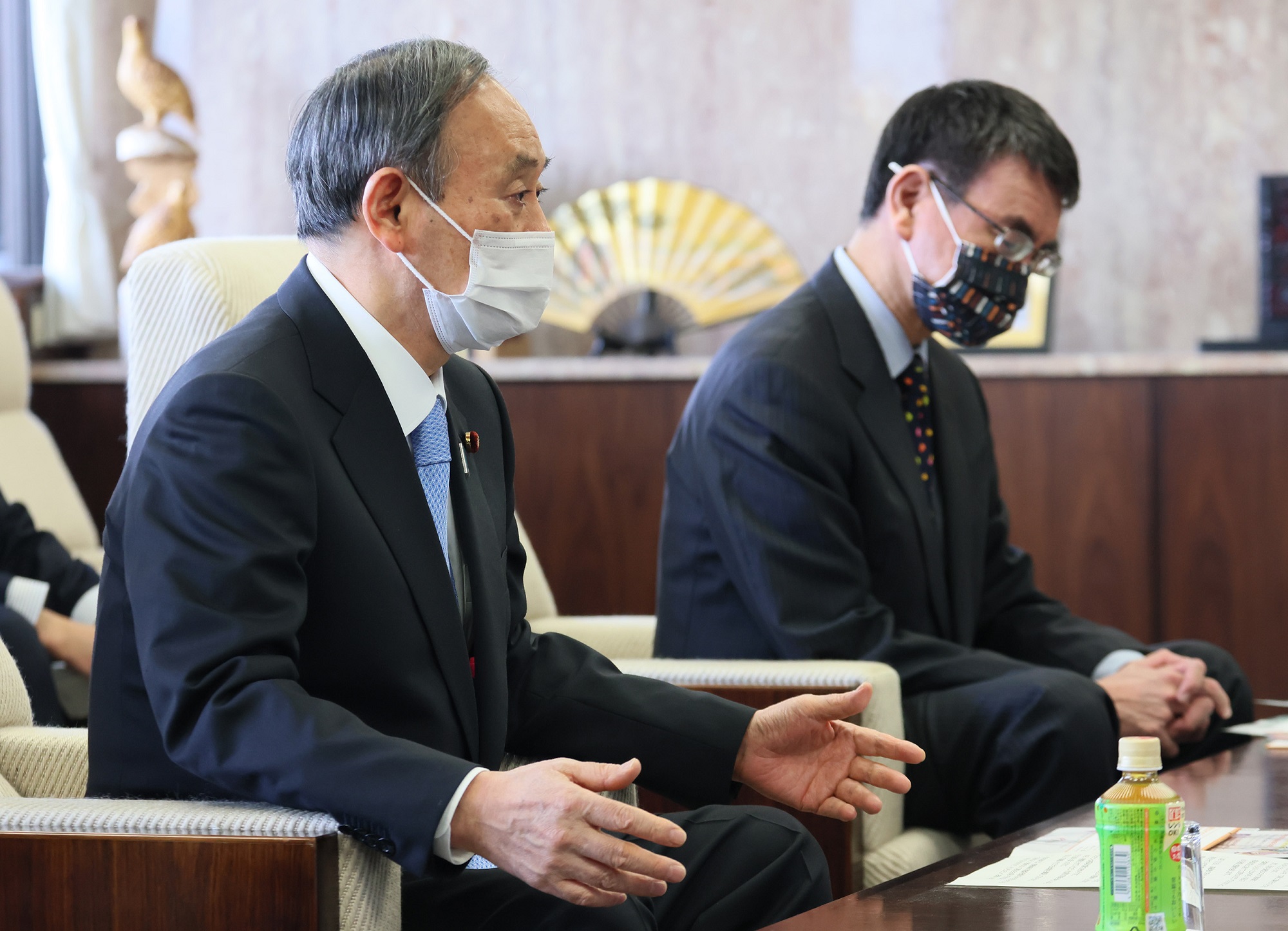 Photograph of the Prime Minister exchanging views with Mr. ISHIMORI, Mayor of Hachioji City (5)