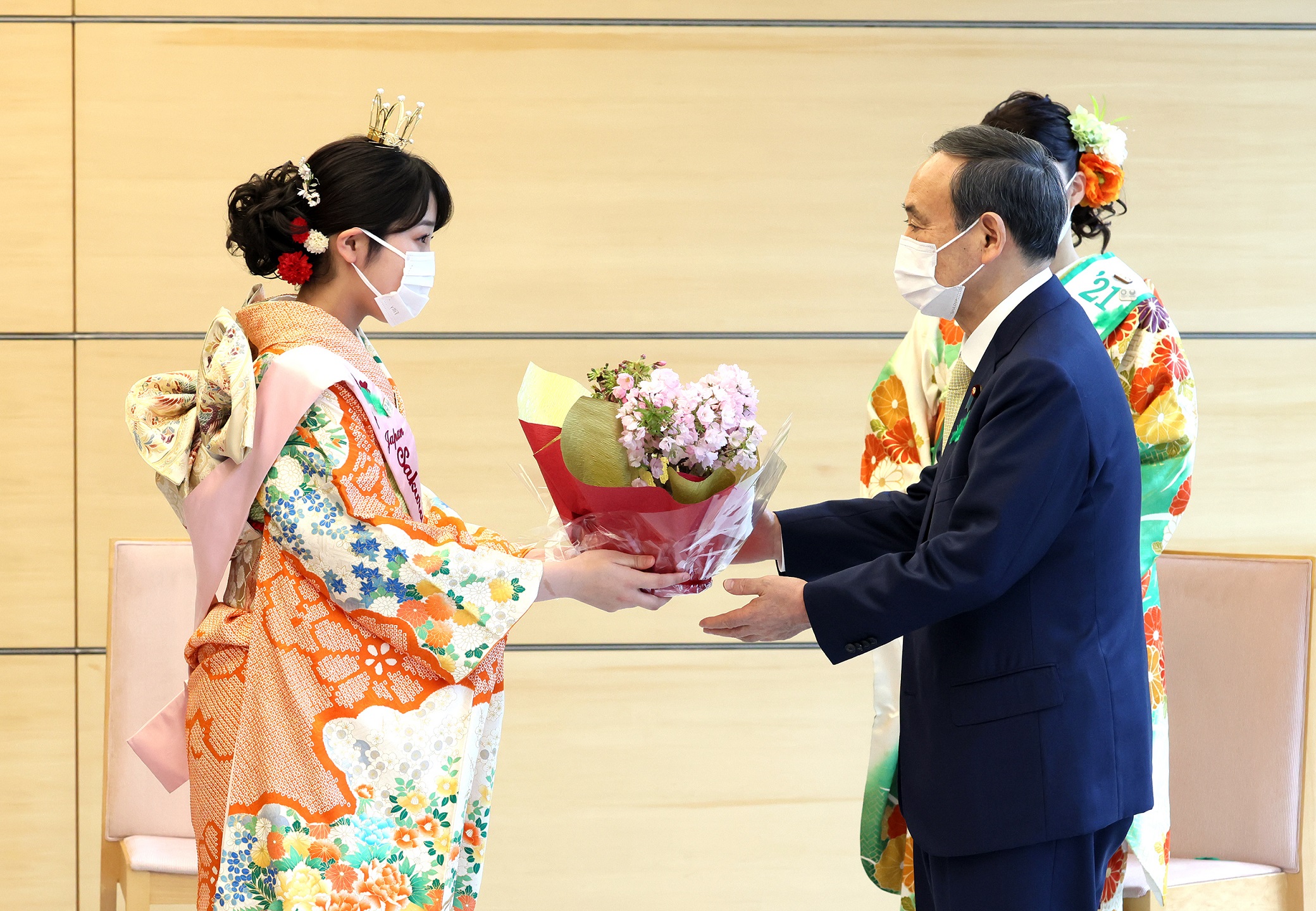Photograph of the Prime Minister receiving potted flowers (1)