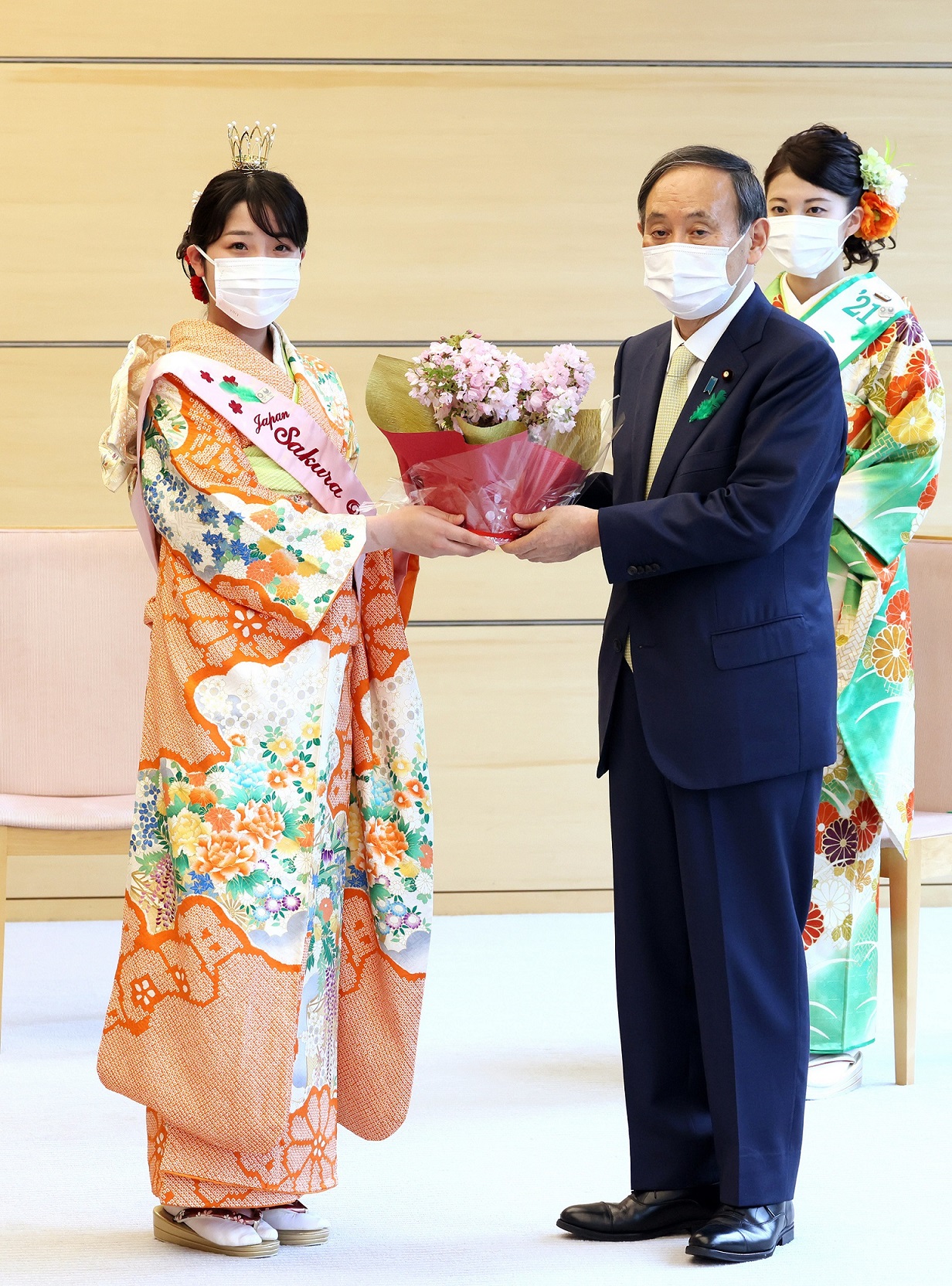Photograph of the Prime Minister receiving potted flowers (2)