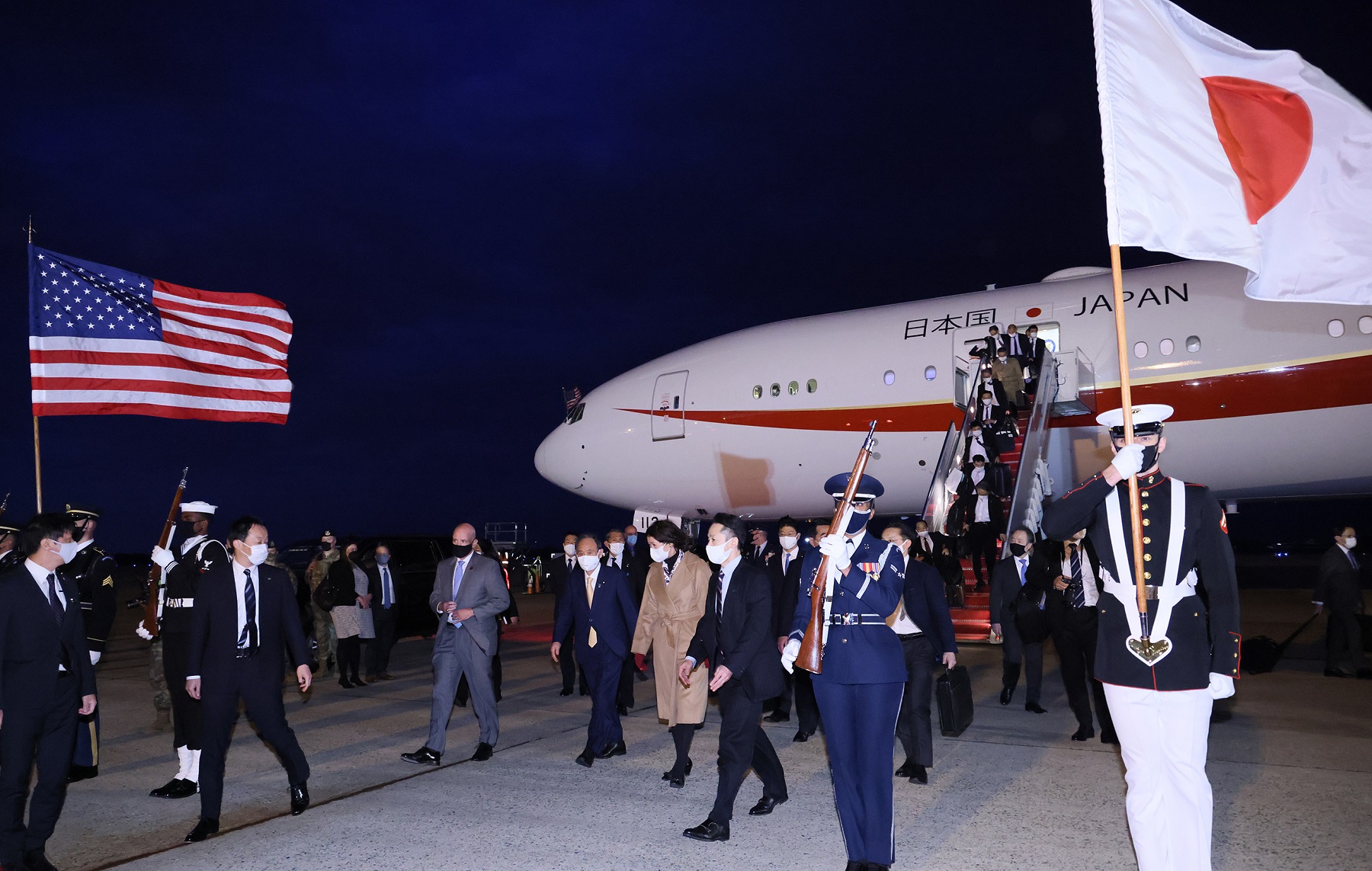 Photograph of the Prime Minister arriving in the United States (2)
