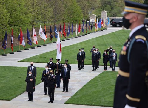 Photograph of the Prime Minister offering a wreath at Arlington National Cemetery (1)