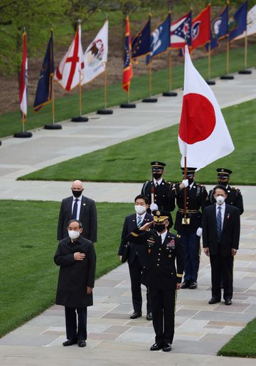 Photograph of the Prime Minister offering a wreath at Arlington National Cemetery (2)
