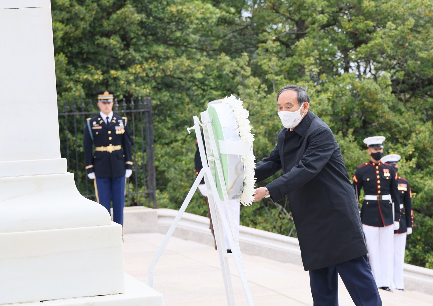 Photograph of the Prime Minister offering a wreath at Arlington National Cemetery (3)