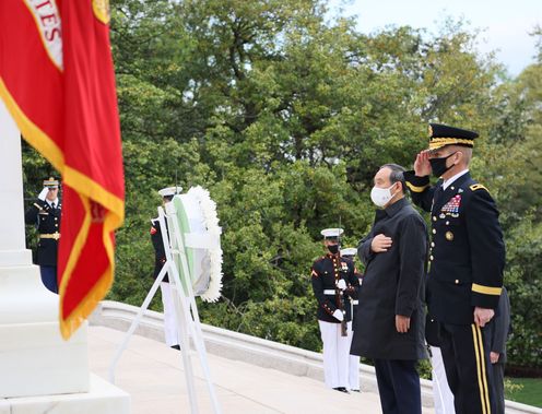 Photograph of the Prime Minister offering a wreath at Arlington National Cemetery (5)