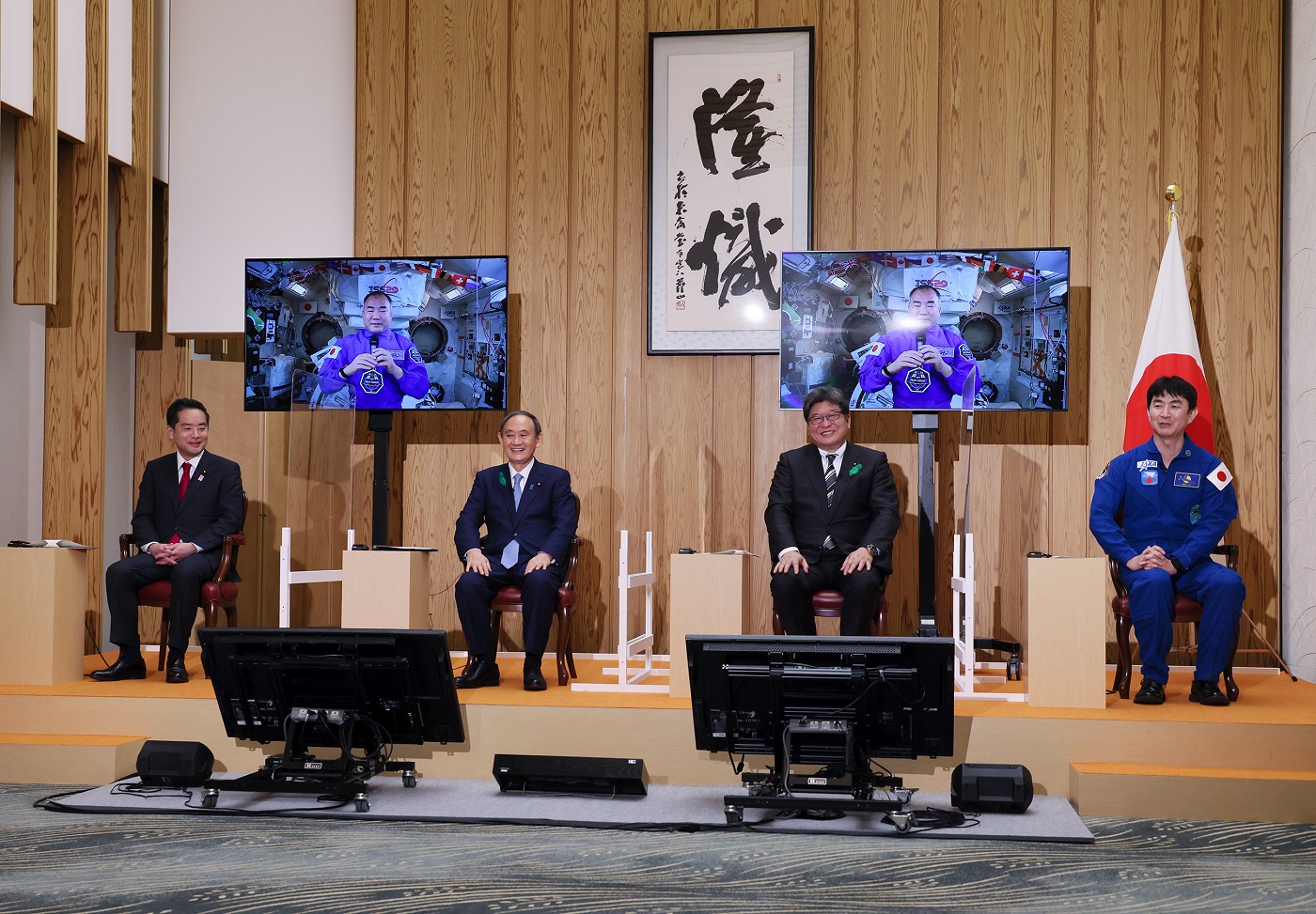 Photograph of the Prime Minister conversing with Astronaut NOGUCHI (1)