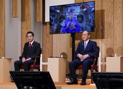 Photograph of the Prime Minister conversing with Astronaut NOGUCHI (2)