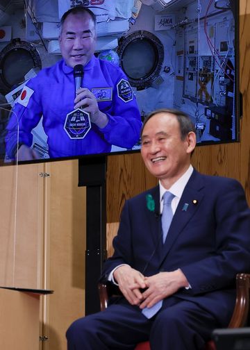 Photograph of the Prime Minister conversing with Astronaut NOGUCHI (3)