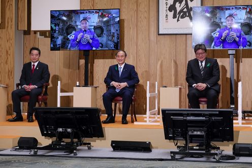 Photograph of the Prime Minister conversing with Astronaut NOGUCHI (4)