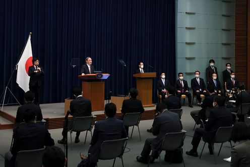 Photograph of the Prime Minister holding the press conference (3)