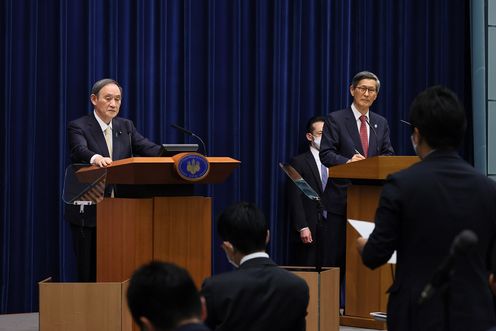 Photograph of the Prime Minister holding the press conference (7)