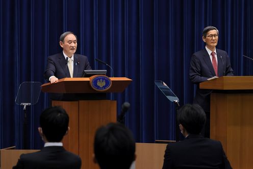 Photograph of the Prime Minister holding the press conference (9)