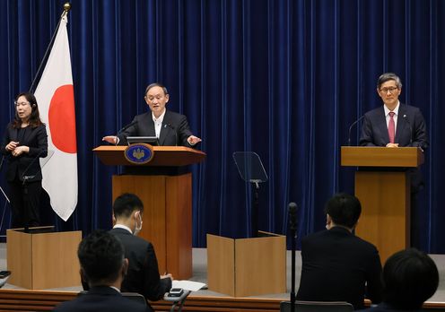 Photograph of the Prime Minister holding the press conference (5)