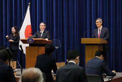 Photograph of the Prime Minister holding the press conference (7)