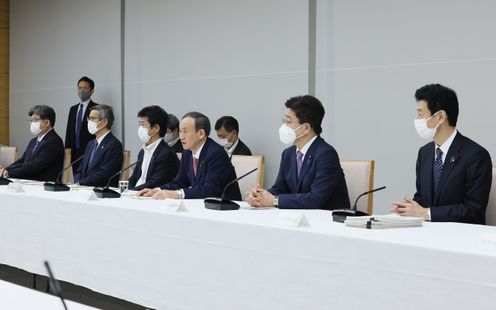 Photograph of the Prime Minister making a statement (2)