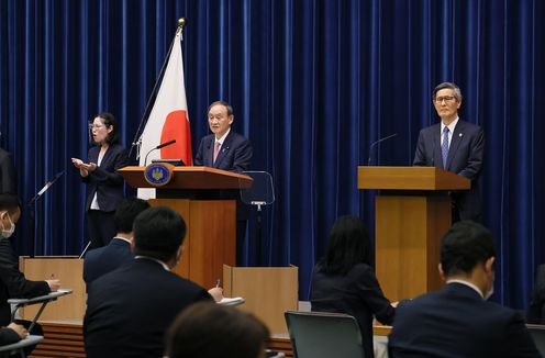 Photograph of the Prime Minister holding the press conference (6)