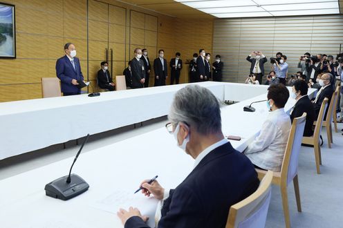 Photograph of the Prime Minister holding the meeting (4)