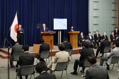 Photograph of the Prime Minister holding the press conference (5)