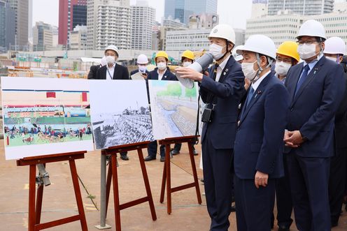 Photograph of the Prime Minister visiting the embankment (1)