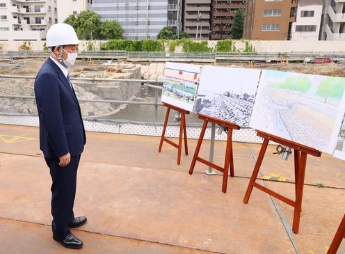 Photograph of the Prime Minister visiting the embankment (3)