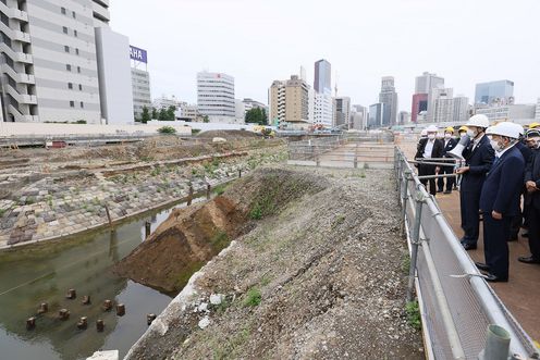 Photograph of the Prime Minister visiting the embankment (4)